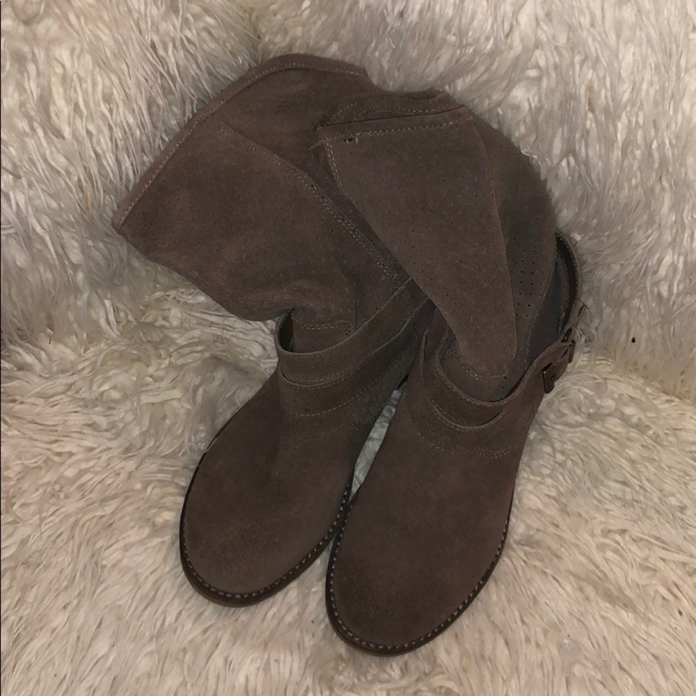 Size 6 grey suede boots with buckle